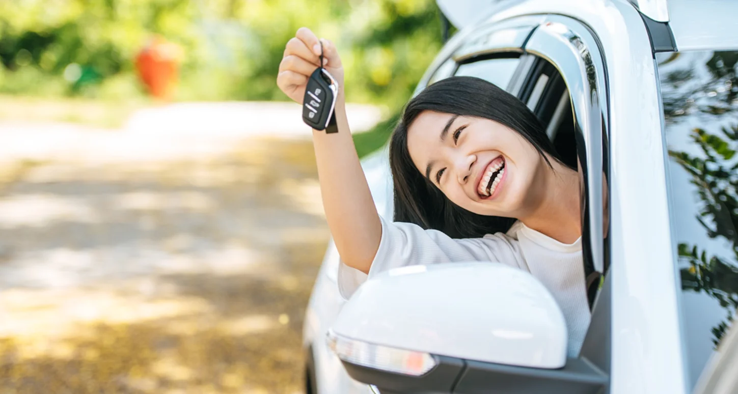 微笑駕駛握著方向盤的行車體驗示意圖