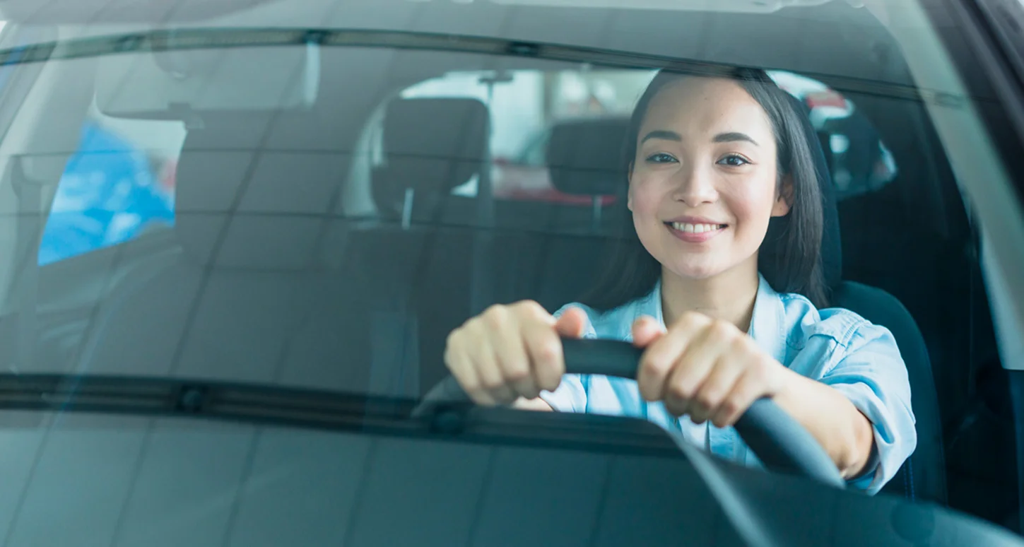 駕駛者從車窗伸出手拿著車鑰匙的示意圖